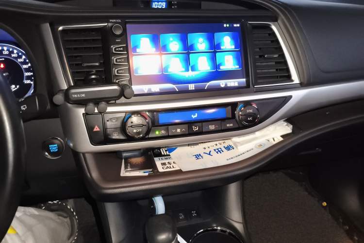Used Toyota Highlander 2018 2.0T Four-Wheel Drive Luxury Version 7 Seats China VI Standard Audio And AC Panel