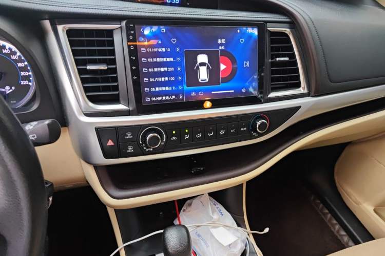 Used Toyota Highlander 2018 2.0T Two-Wheel Drive Elite Edition 7 Seats China VI Standard Audio And AC Panel