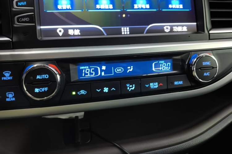 Used Toyota Highlander 2018 2.0T Four-Wheel Drive Luxury Version 7 Seats China VI Standard Audio And AC Panel