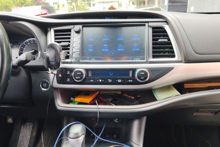 Used Toyota Highlander 2018 2.0T Four-Wheel Drive Luxury Version 7 Seats China VI Standard Audio And AC Panel