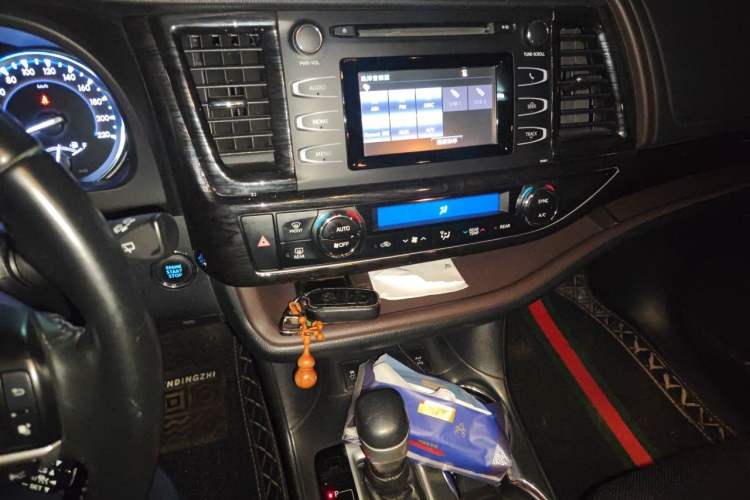 Used Toyota Highlander 2018 2.0T Four-Wheel Drive Luxury Version 7 Seats China VI Standard Audio And AC Panel