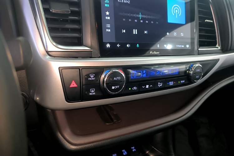Used Toyota Highlander 2018 2.0T Four-Wheel Drive Luxury Edition 7 Seats China V Emission Standard Audio And AC Panel