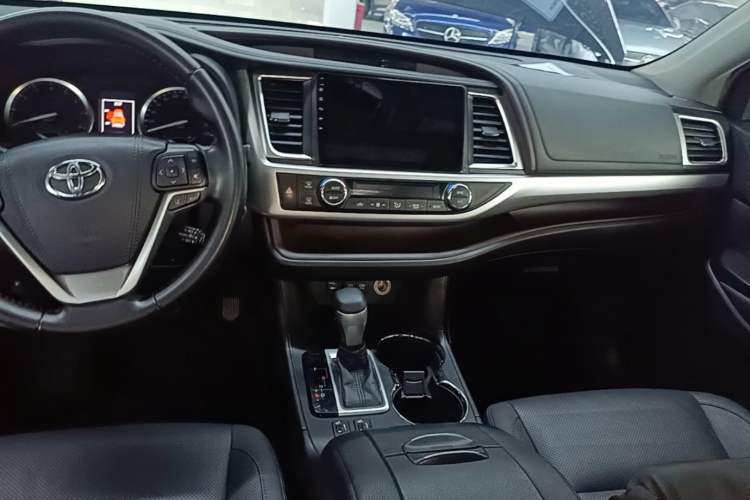 Used Toyota Highlander 2018 2.0T Two-Wheel Drive Luxury Edition 7 Seats China VI Standard Audio And AC Panel