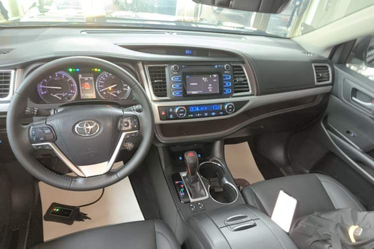 Used Toyota Highlander 2018 2.0T Four-Wheel Drive Luxury Version 7 Seats China VI Standard Audio And AC Panel