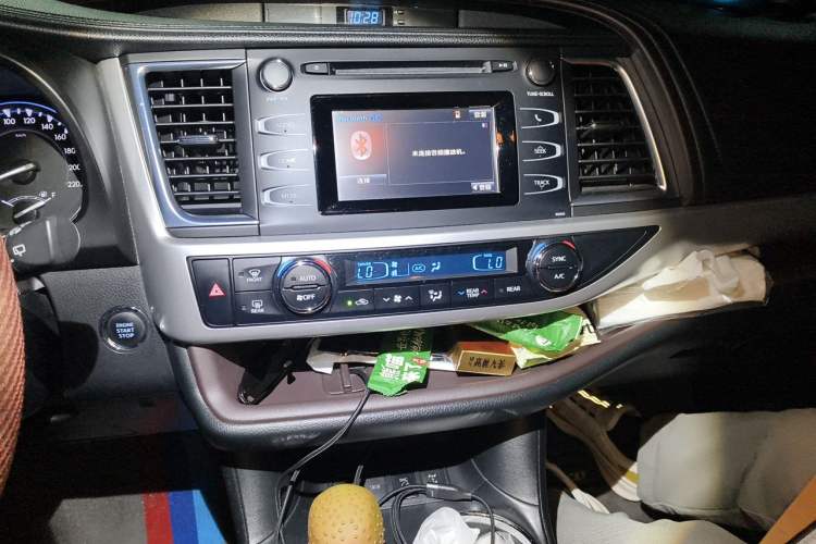 Used Toyota Highlander 2018 2.0T Four-Wheel Drive Luxury Edition 7 Seats China V Emission Standard Audio And AC Panel
