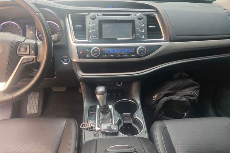 Used Toyota Highlander 2018 2.0T Four-Wheel Drive Luxury Edition 7 Seats China V Emission Standard Audio And AC Panel