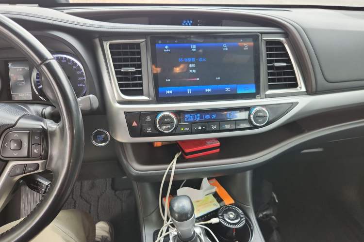 Used Toyota Highlander 2018 2.0T Two-Wheel-Drive Luxury Edition 7 Seats Emission Standard China V Audio And AC Panel