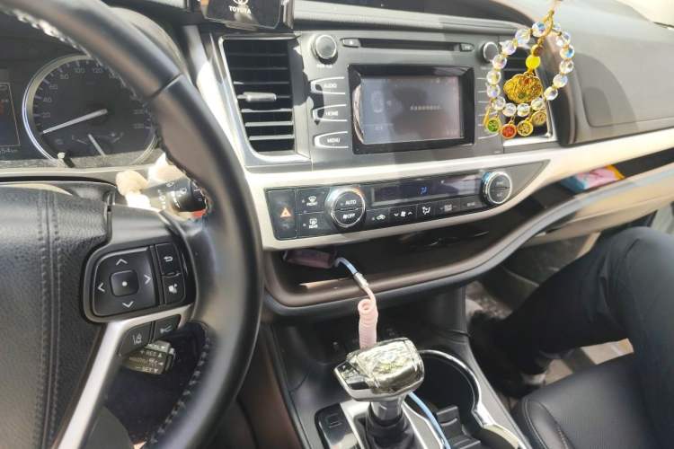 Used Toyota Highlander 2018 2.0T Four-Wheel Drive Luxury Edition 7 Seats China V Emission Standard Audio And AC Panel