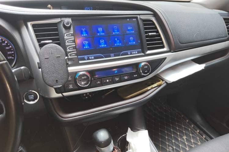Used Toyota Highlander 2018 2.0T Four-Wheel Drive Luxury Version 7 Seats China VI Standard Audio And AC Panel