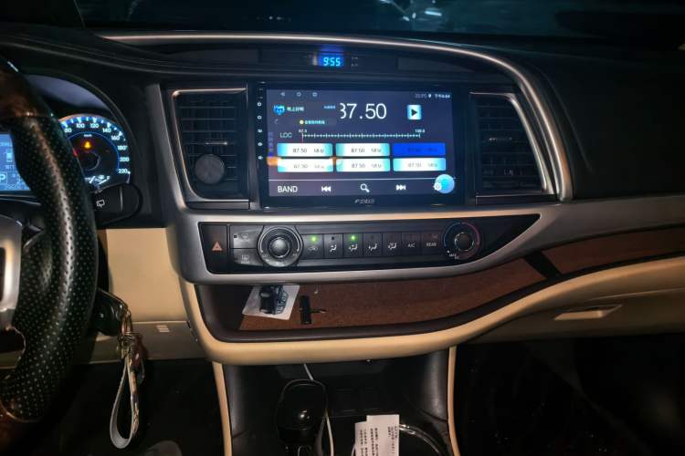Used Toyota Highlander 2018 2.0T Two-Wheel Drive Elite Version 5 Seats China VI Standard Audio And AC Panel
