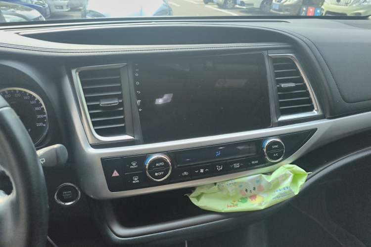 Used Toyota Highlander 2018 2.0T Four-Wheel Drive Luxury Version 7 Seats China VI Standard Audio And AC Panel