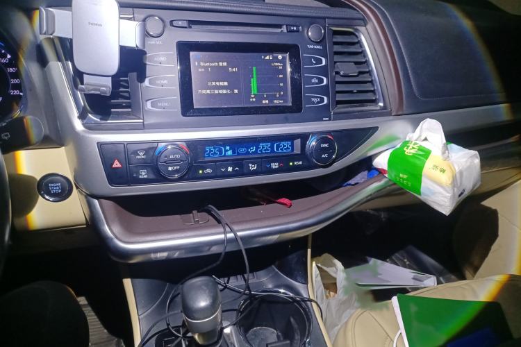 Used Toyota Highlander 2018 2.0T Four-Wheel Drive Luxury Edition 7 Seats China V Emission Standard Audio And AC Panel