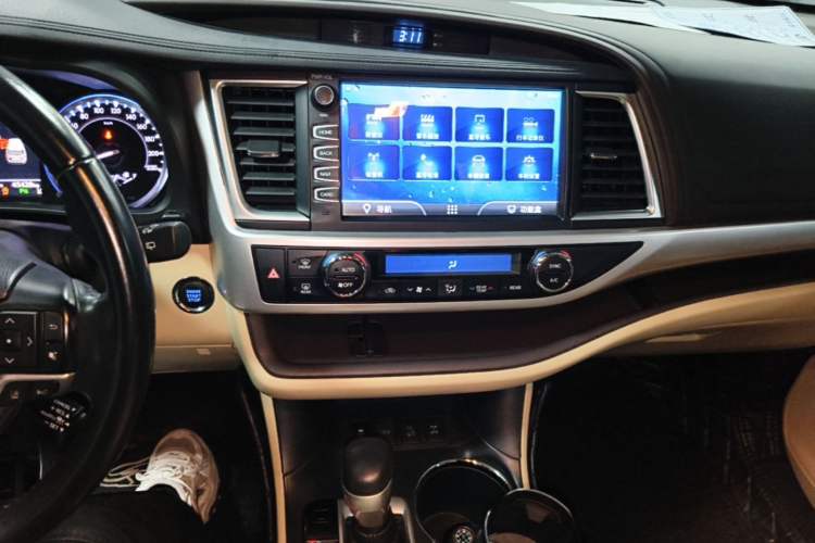 Used Toyota Highlander 2018 2.0T Four-Wheel Drive Luxury Version 7 Seats China VI Standard Audio And AC Panel