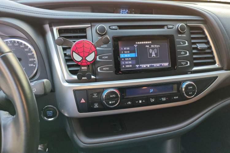 Used Toyota Highlander 2018 2.0T Four-Wheel Drive Luxury Version 7 Seats China VI Standard Audio And AC Panel