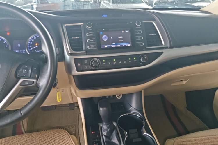 Used Toyota Highlander 2018 2.0T Two-Wheel Drive Elite Version 5 Seats China VI Standard Audio And AC Panel