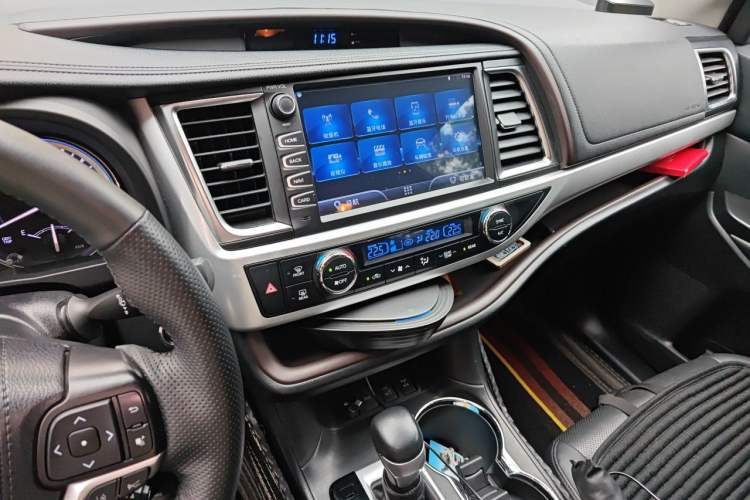 Used Toyota Highlander 2018 2.0T Four-Wheel Drive Luxury Version 7 Seats China VI Standard Audio And AC Panel