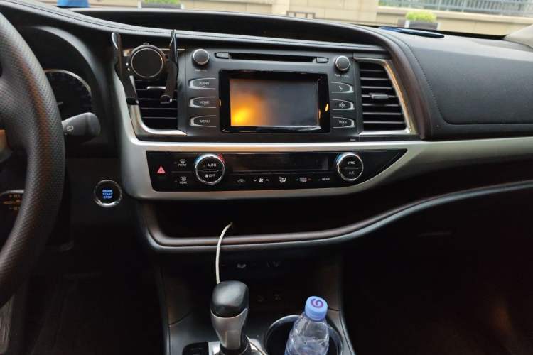 Used Toyota Highlander 2018 2.0T Four-Wheel Drive Luxury Edition 7 Seats China V Emission Standard Audio And AC Panel