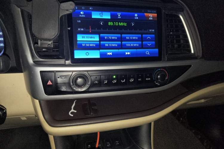 Used Toyota Highlander 2018 2.0T Four-Wheel Drive Elite Edition 7 Seats China V Standard Audio And AC Panel