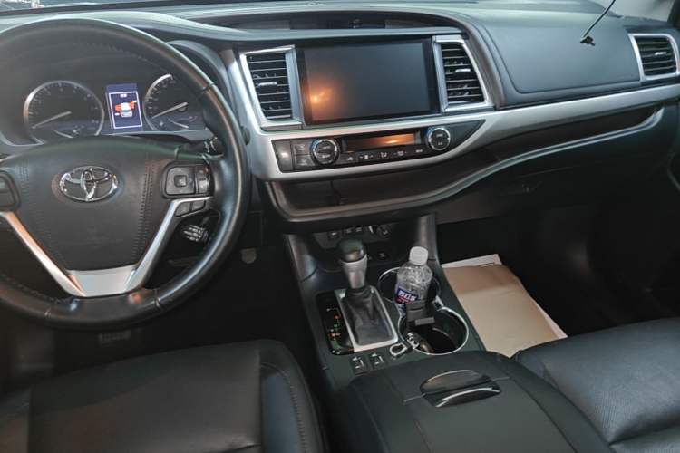 Used Toyota Highlander 2018 2.0T Four-Wheel Drive Prestige Version 7 Seats China VI Standard Audio And AC Panel
