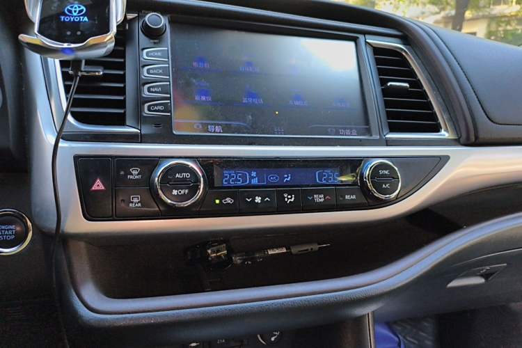 Used Toyota Highlander 2018 2.0T Four-Wheel Drive Luxury Version 7 Seats China VI Standard Audio And AC Panel