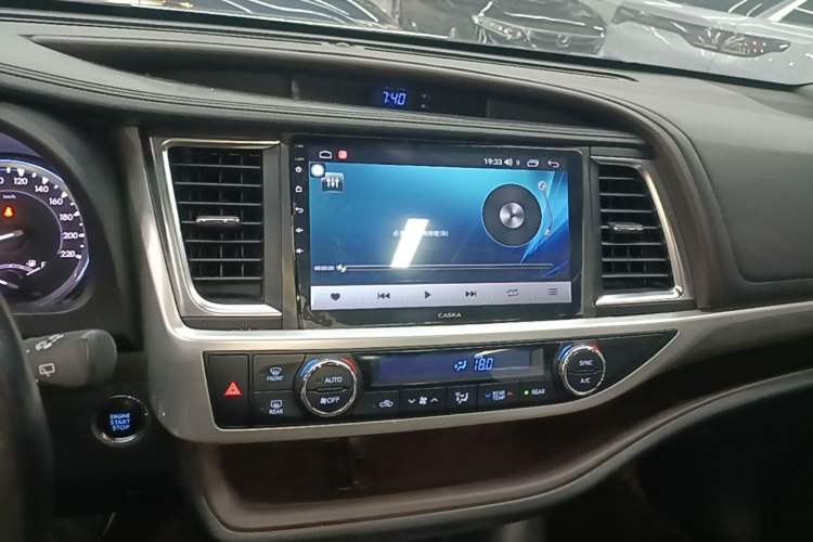 Used Toyota Highlander 2018 2.0T Four-Wheel Drive Knight Edition 7 Seats China VI Standard Audio And AC Panel