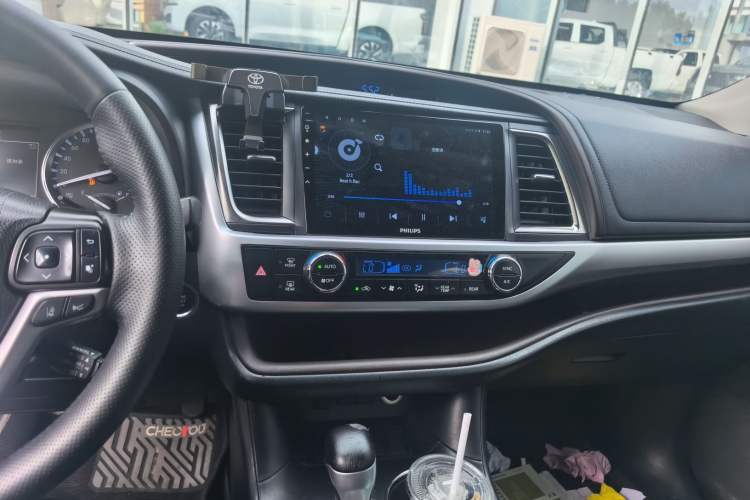 Used Toyota Highlander 2018 2.0T Two-Wheel-Drive Luxury Edition 7 Seats Emission Standard China V Audio And AC Panel