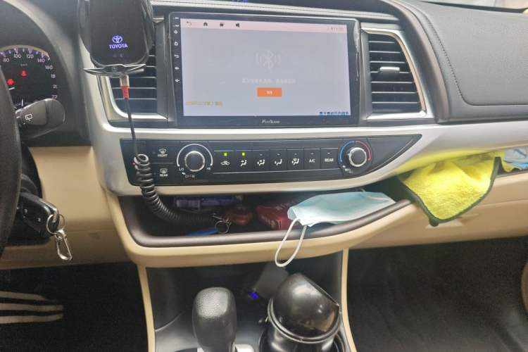 Used Toyota Highlander 2018 2.0T Two-Wheel Drive Elite Edition 7 Seats China VI Standard Audio And AC Panel