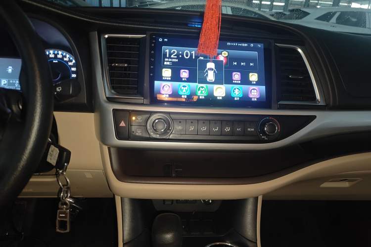 Used Toyota Highlander 2018 2.0T Two-Wheel Drive Elite Version 5 Seats China VI Standard Audio And AC Panel
