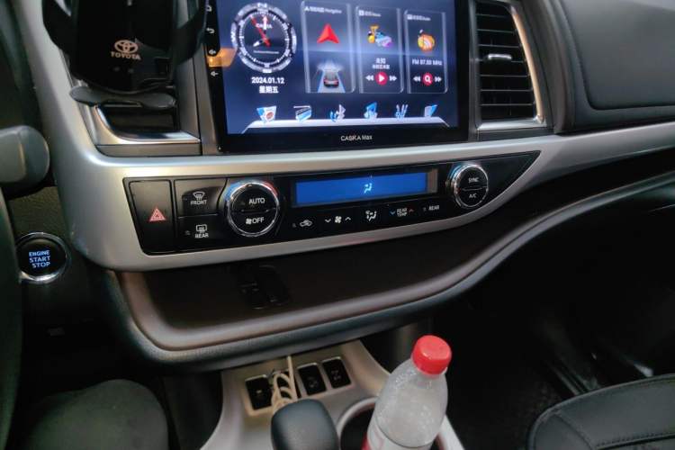 Used Toyota Highlander 2018 2.0T Four-Wheel Drive Luxury Edition 7 Seats China V Emission Standard Audio And AC Panel