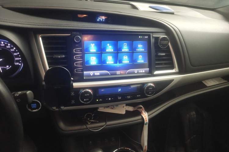Used Toyota Highlander 2018 2.0T Four-Wheel Drive Luxury Version 7 Seats China VI Standard Audio And AC Panel