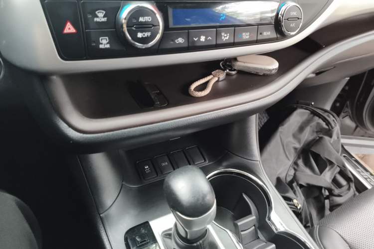 Used Toyota Highlander 2018 2.0T Two-Wheel Drive Luxury Edition 7 Seats China VI Standard Audio And AC Panel