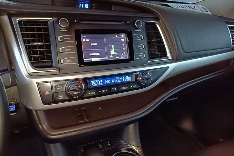 Used Toyota Highlander 2018 2.0T Four-Wheel Drive Luxury Version 7 Seats China VI Standard Audio And AC Panel