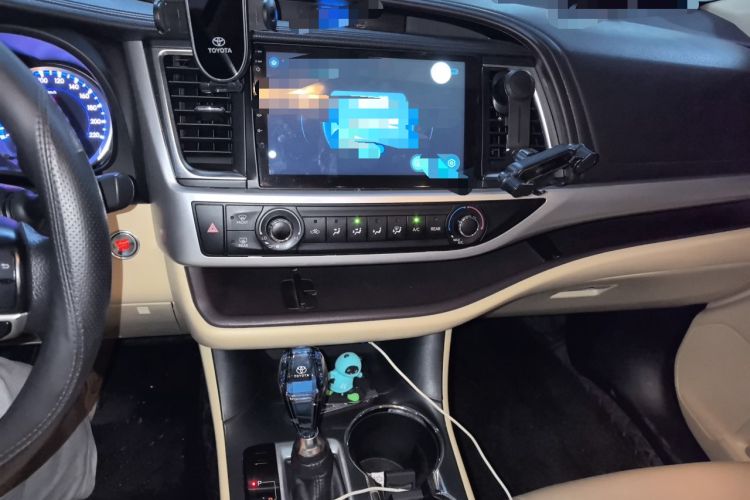 Used Toyota Highlander 2018 2.0T Two-Wheel Drive Elite Version 5 Seats China VI Standard Audio And AC Panel