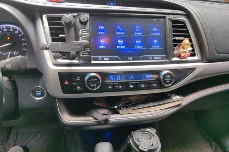 Used Toyota Highlander 2018 2.0T Four-Wheel Drive Luxury Version 7 Seats China VI Standard Audio And AC Panel