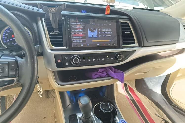 Used Toyota Highlander 2018 2.0T Four-Wheel Drive Elite Edition 7 Seats China V Standard Audio And AC Panel