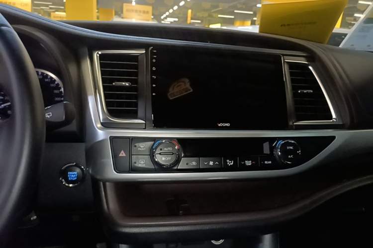 Used Toyota Highlander 2018 2.0T Four-Wheel Drive Luxury Version 7 Seats China VI Standard Audio And AC Panel