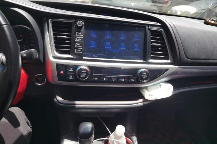 Used Toyota Highlander 2018 2.0T Four-Wheel Drive Luxury Version 7 Seats China VI Standard Audio And AC Panel