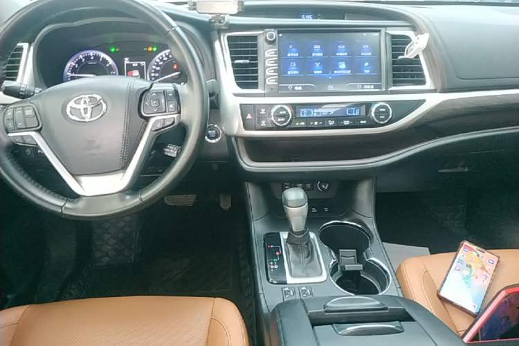 Used Toyota Highlander 2018 2.0T Four-Wheel Drive Knight Edition 7 Seats China VI Standard Audio And AC Panel