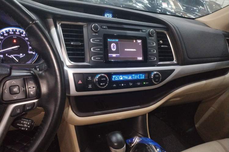 Used Toyota Highlander 2018 2.0T Four-Wheel Drive Luxury Edition 7 Seats China V Emission Standard Audio And AC Panel