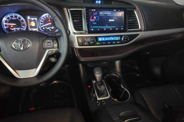 Used Toyota Highlander 2018 2.0T Four-Wheel Drive Luxury Version 7 Seats China VI Standard Audio And AC Panel