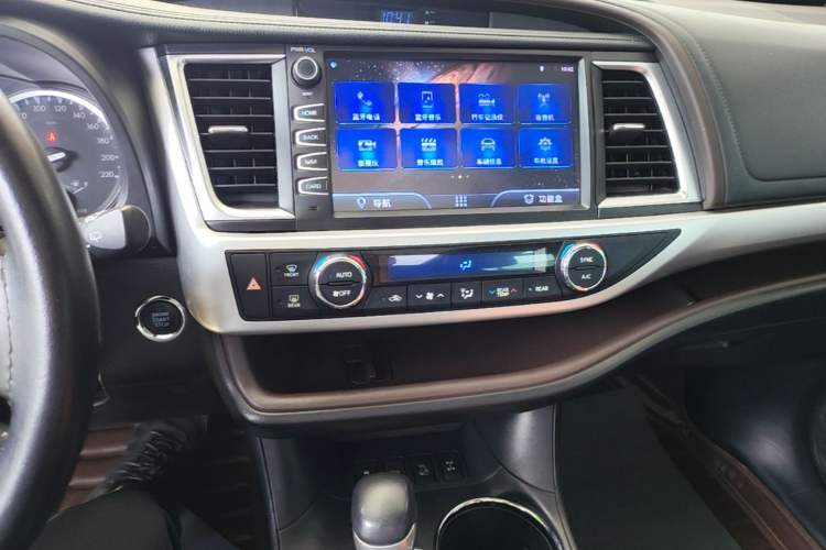 Used Toyota Highlander 2018 2.0T Four-Wheel Drive Luxury Version 7 Seats China VI Standard Audio And AC Panel