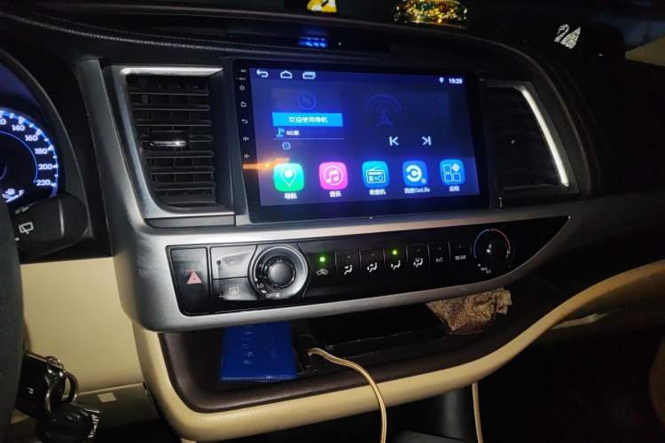 Used Toyota Highlander 2018 2.0T Two-Wheel Drive Elite Edition 7 Seats Emission Standard China V Audio And AC Panel