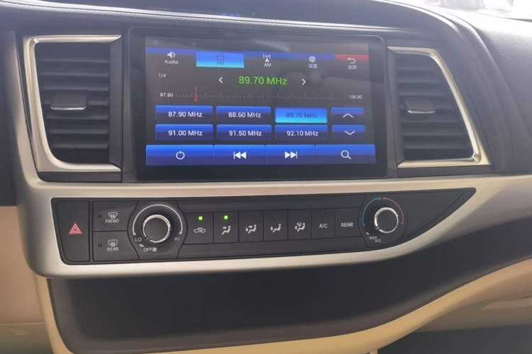 Used Toyota Highlander 2018 2.0T Two-Wheel Drive Elite Version 5 Seats China VI Standard Audio And AC Panel