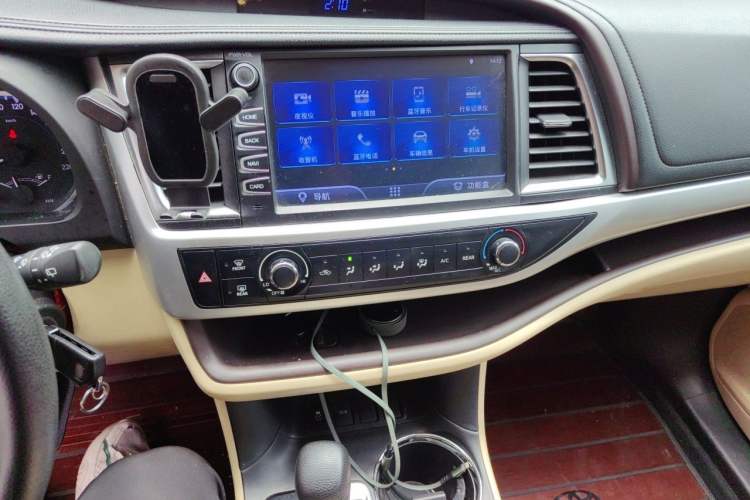 Used Toyota Highlander 2018 2.0T Two-Wheel Drive Elite Version 5 Seats China VI Standard Audio And AC Panel