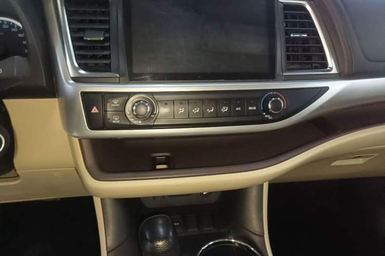 Used Toyota Highlander 2018 2.0T Two-Wheel Drive Elite Edition 7 Seats Emission Standard China V Audio And AC Panel