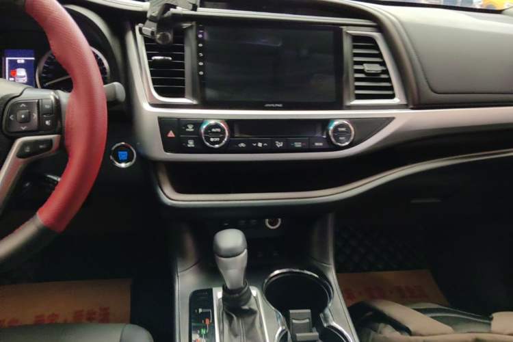 Used Toyota Highlander 2018 2.0T Four-Wheel Drive Luxury Version 7 Seats China VI Standard Audio And AC Panel