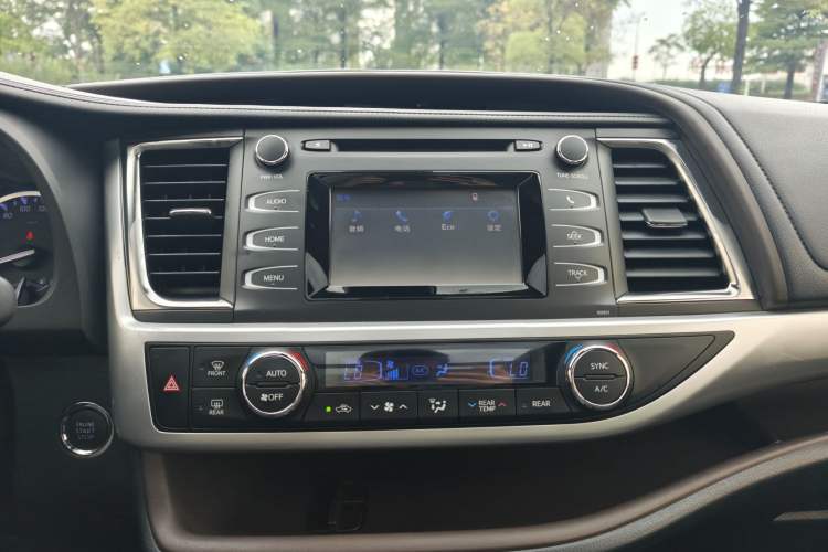 Used Toyota Highlander 2018 2.0T Two-Wheel Drive Luxury Edition 7 Seats China VI Standard Audio And AC Panel