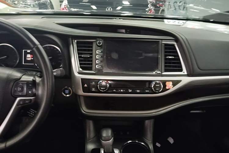 Used Toyota Highlander 2018 2.0T Four-Wheel Drive Knight Edition 7 Seats China VI Standard Audio And AC Panel