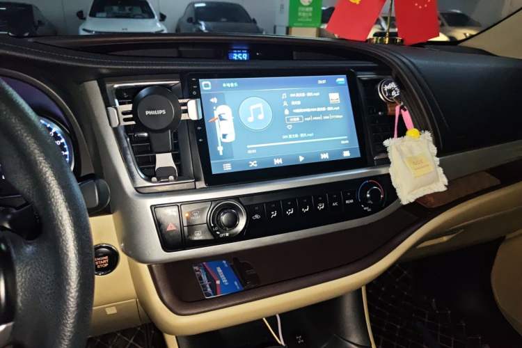 Used Toyota Highlander 2018 2.0T Four-Wheel Drive Elite Edition 7 Seats China V Standard Audio And AC Panel