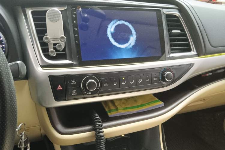 Used Toyota Highlander 2018 2.0T Four-Wheel Drive Elite Edition 7 Seats China VI Standard Audio And AC Panel